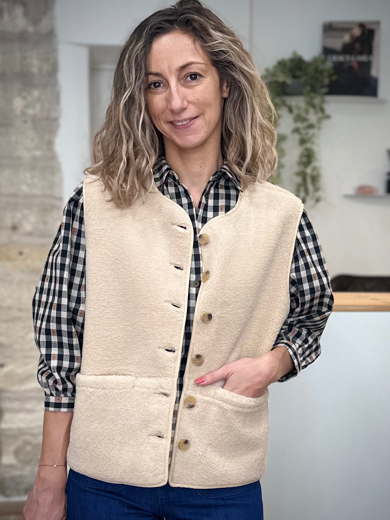 Femme portant une veste sans manches beige coupe oversize