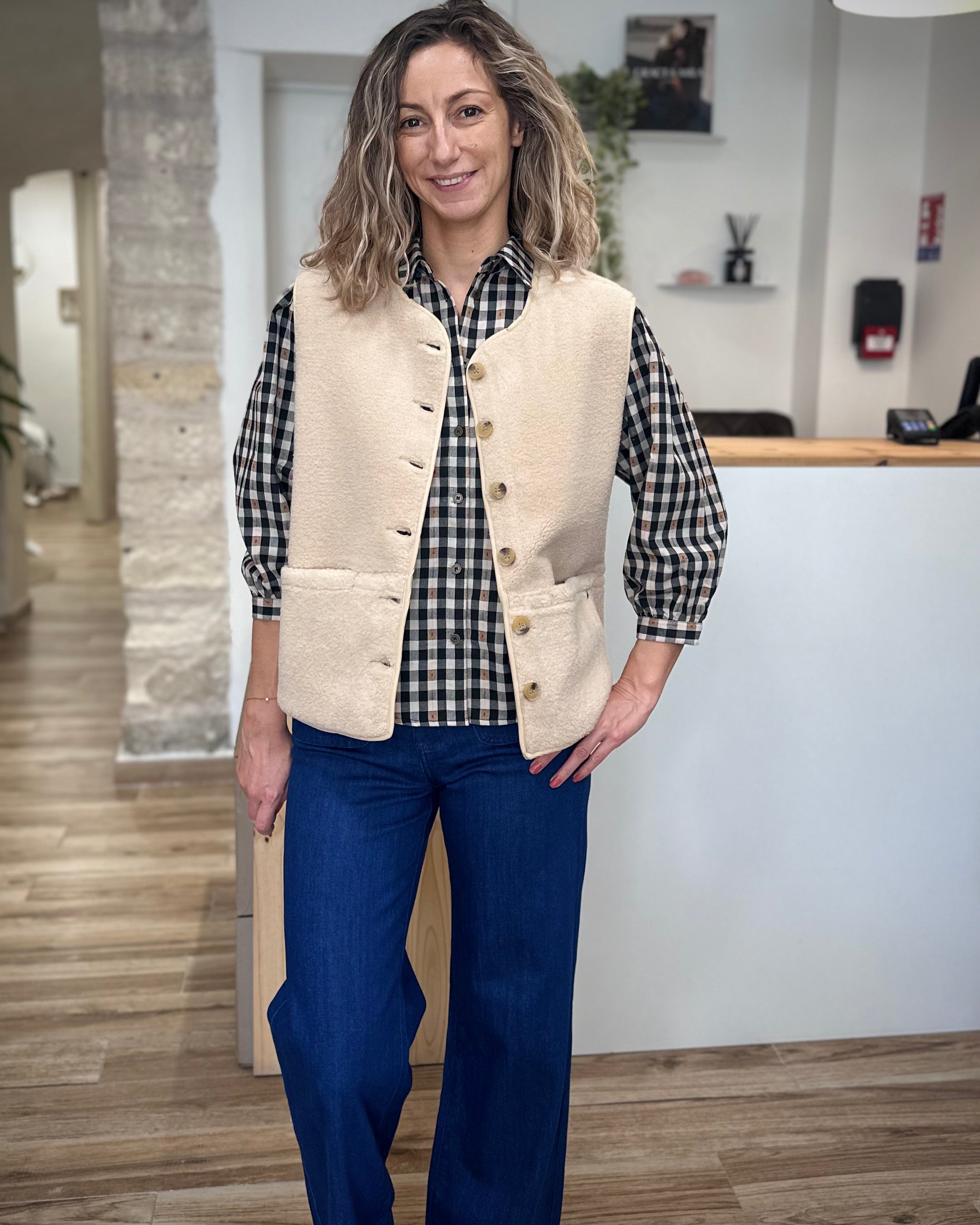 Look layering automne avec veste sans manches beige