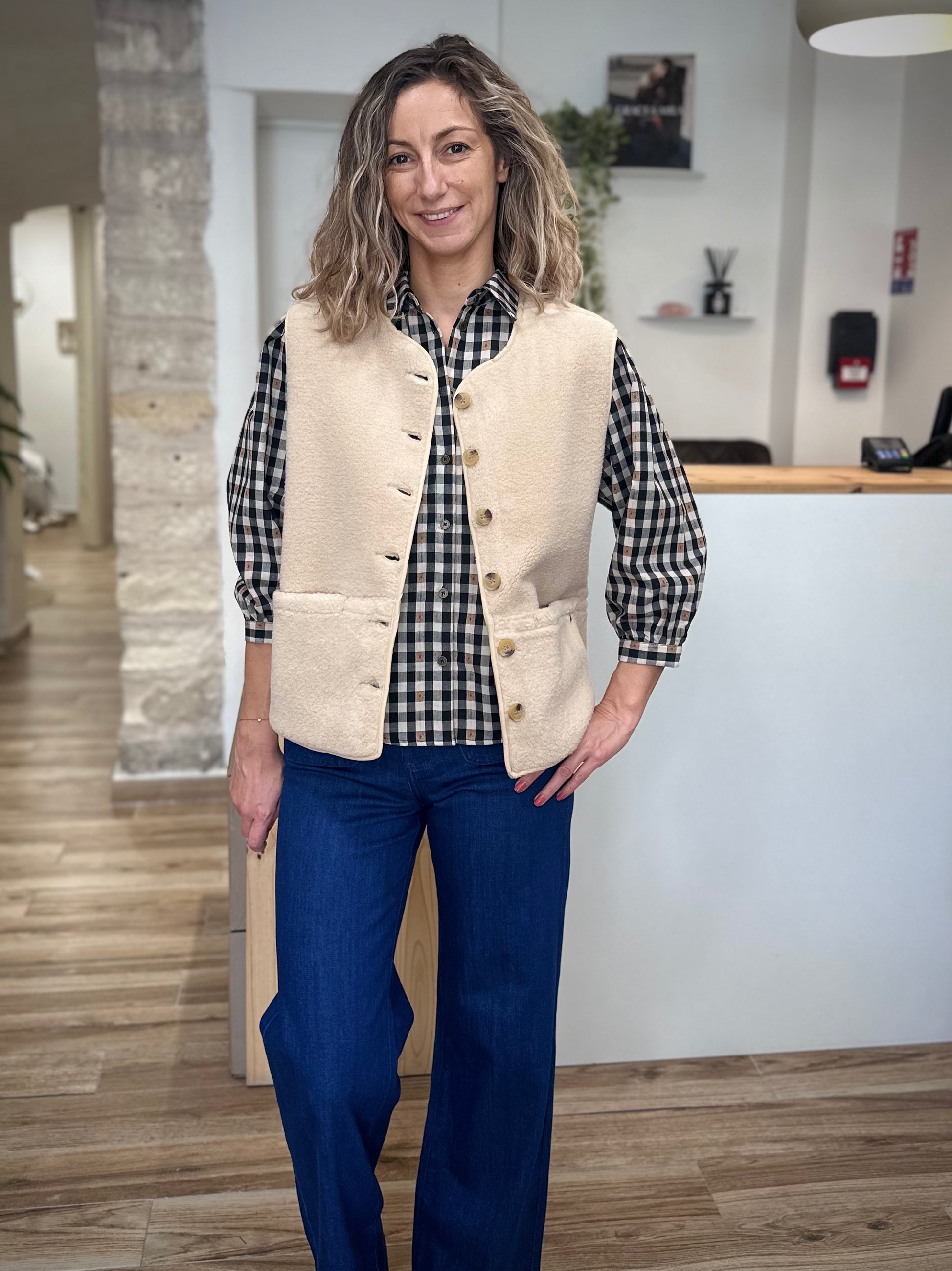 Look layering automne avec veste sans manches beige