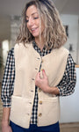 Détail boutonnière veste sans manches beige femme