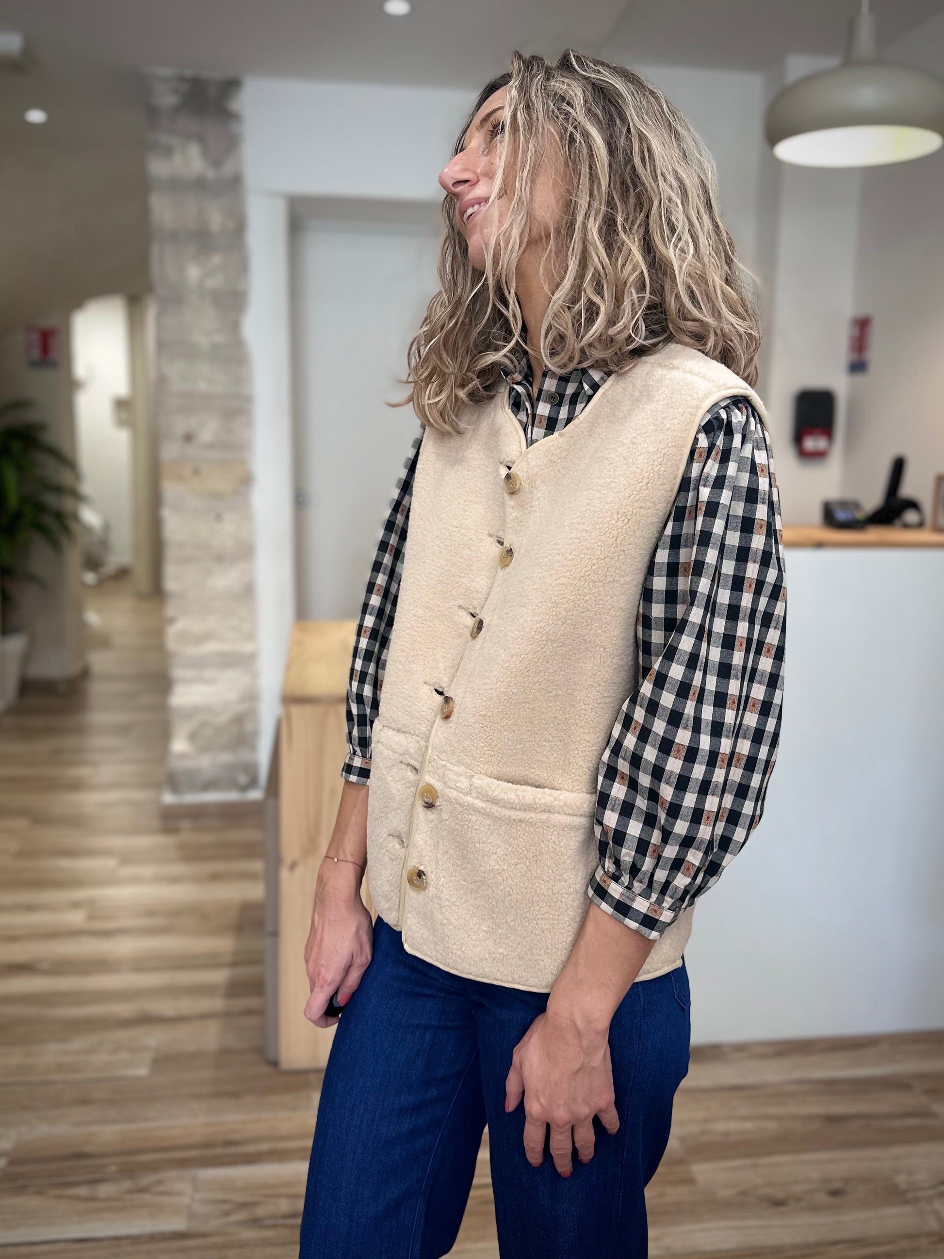Silhouette automnale femme avec veste sans manches