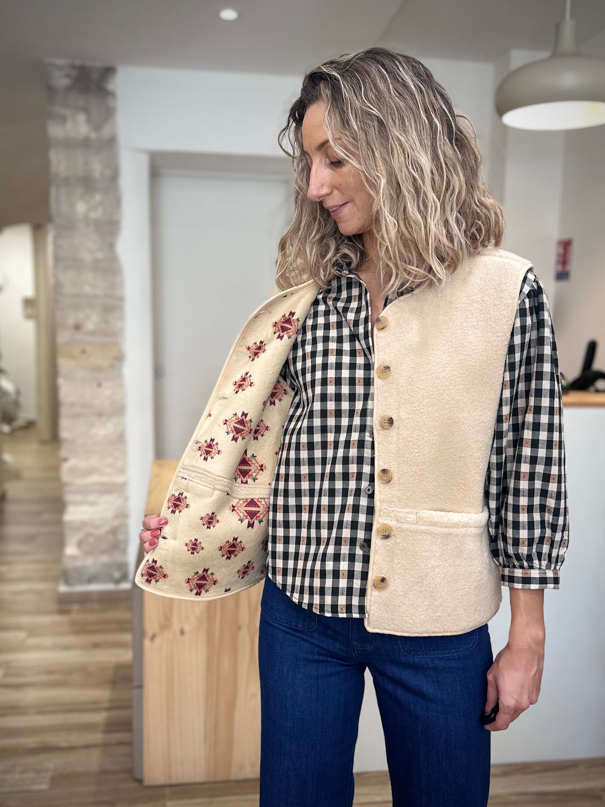 Zoom intérieur veste sans manches motif ethnique