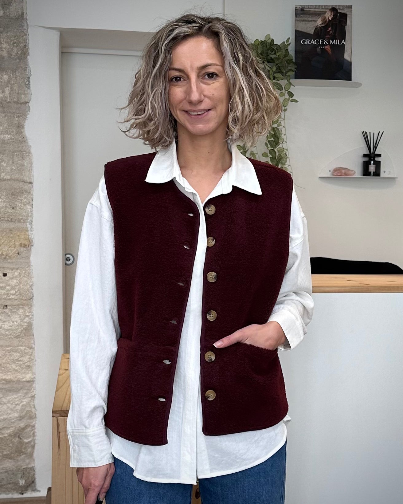 Femme portant la veste sans manches VITA bordeaux, vue de face