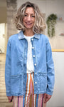 Femme portant veste en jean bleu clair