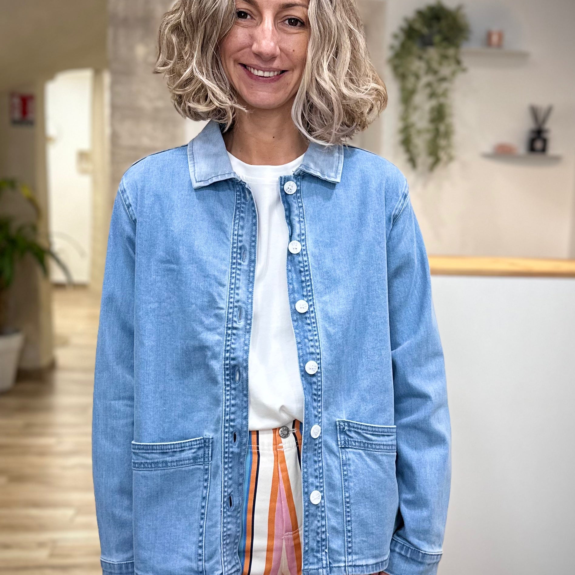Femme portant veste en jean bleu clair