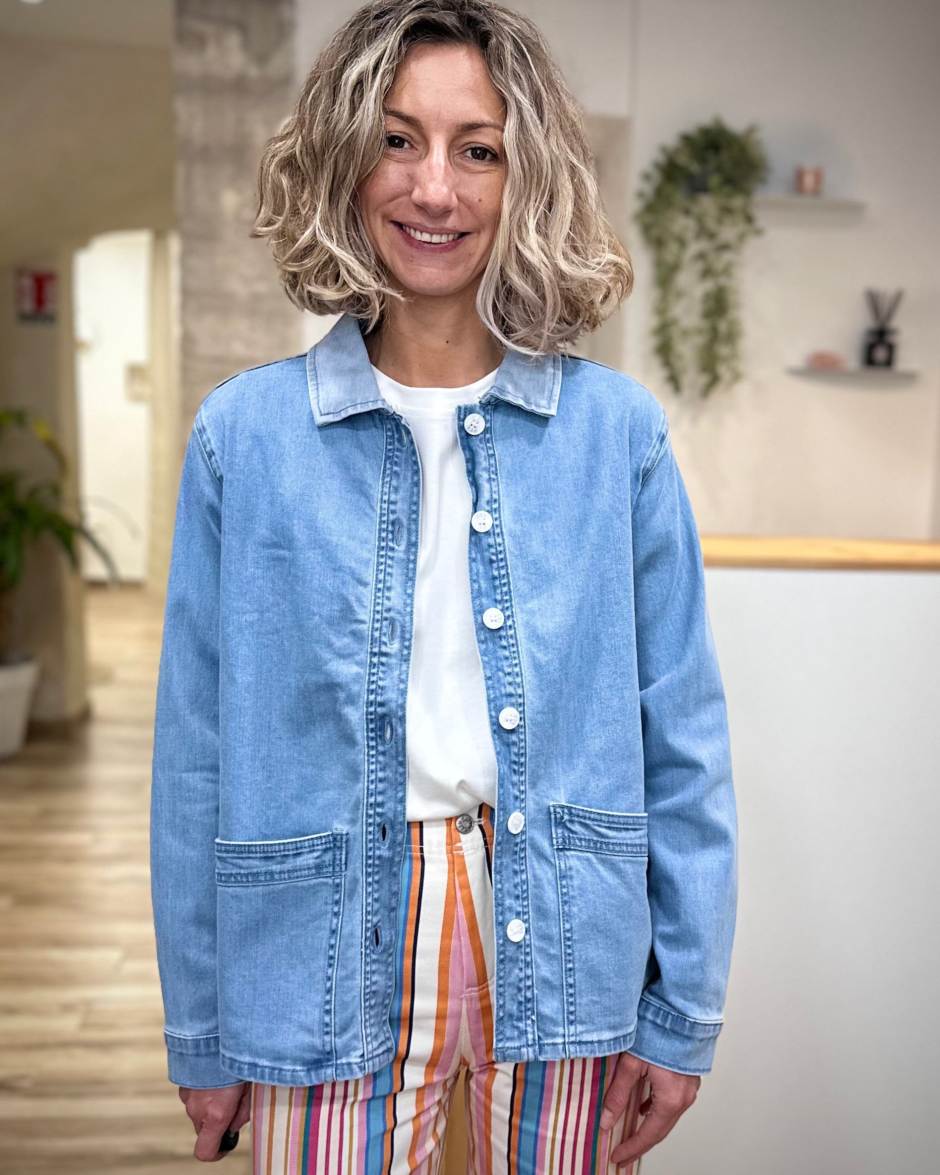 Femme portant veste en jean bleu clair