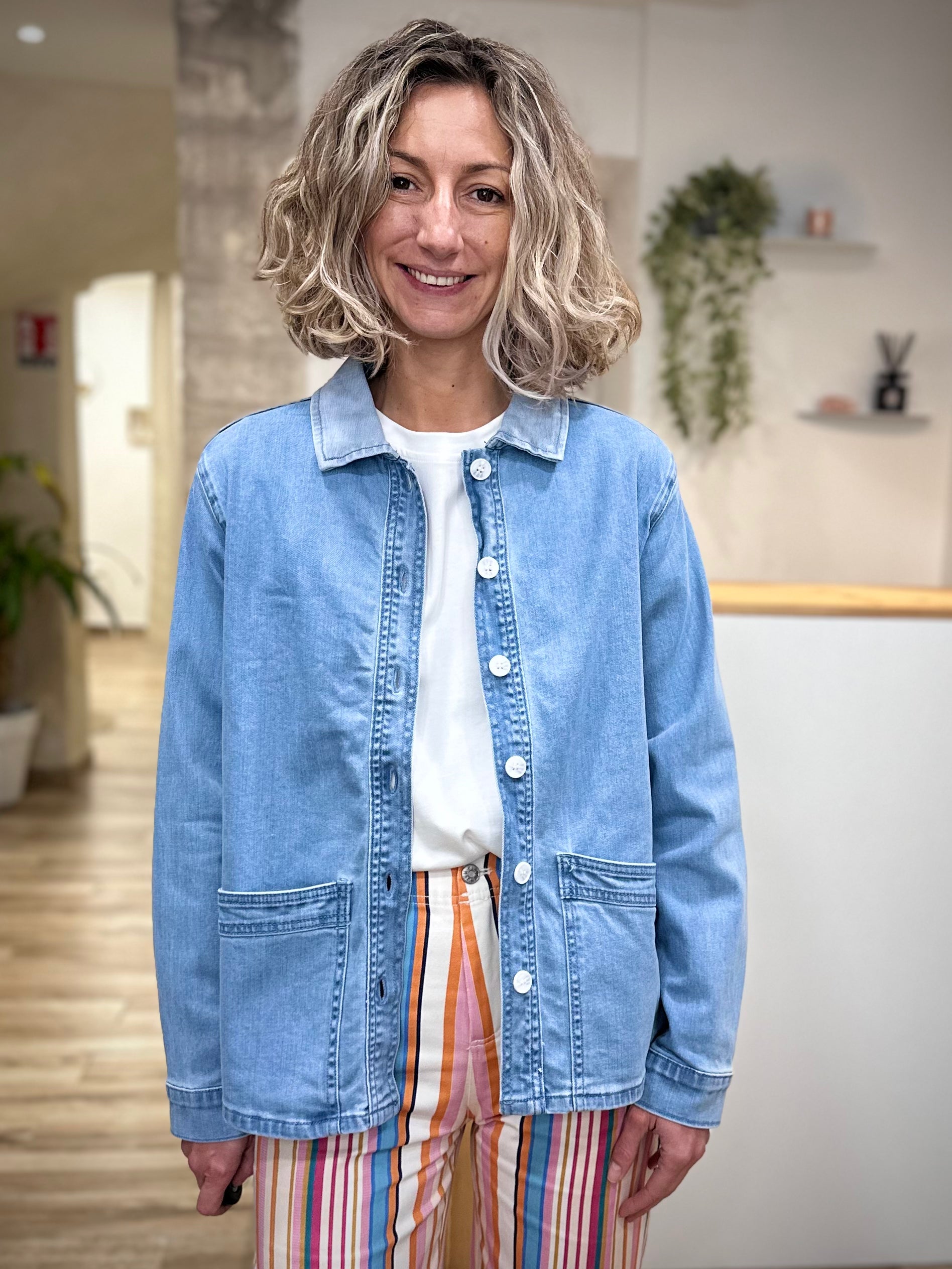 Femme portant veste en jean bleu clair
