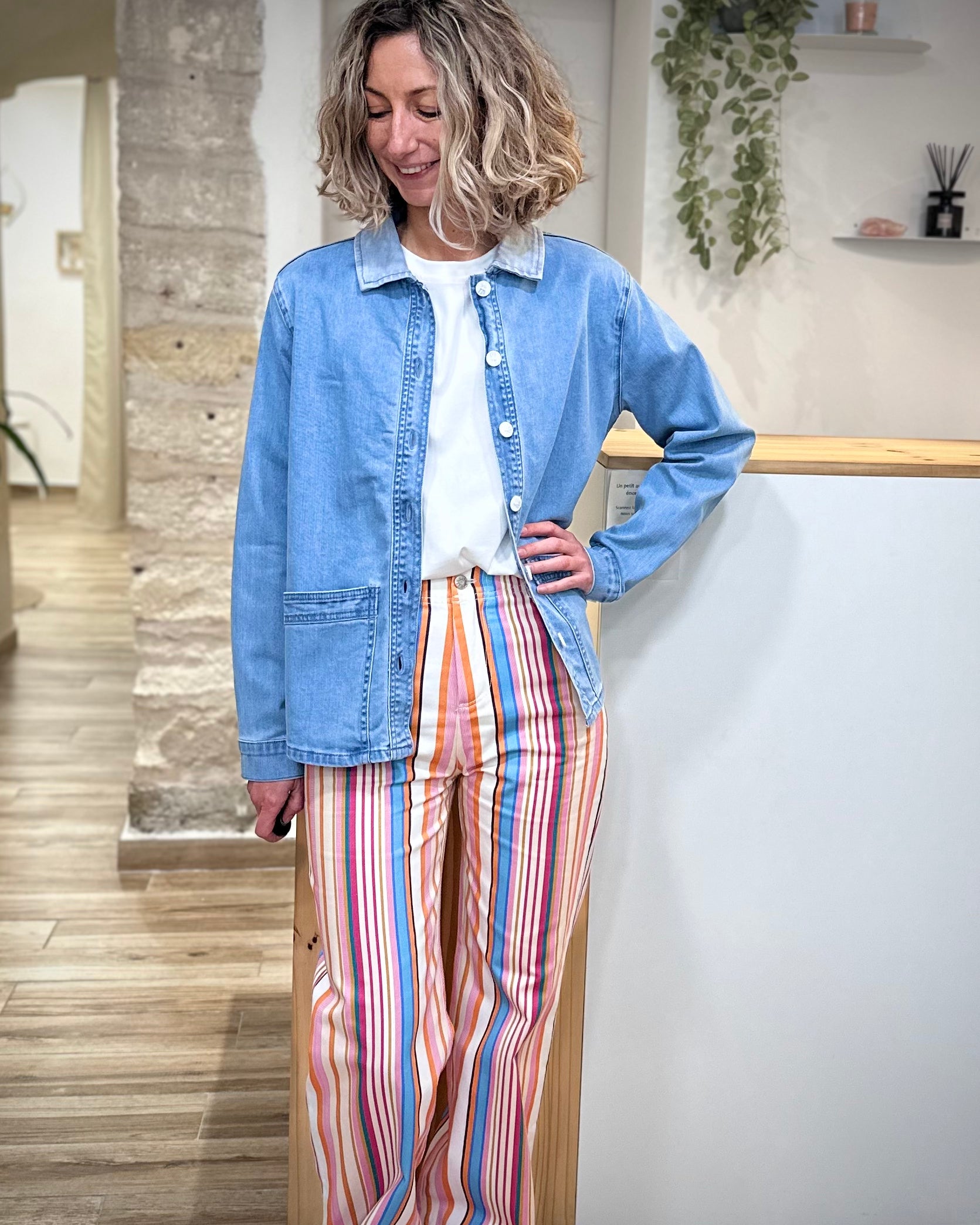 Veste jean bleu clair femme look casual chic