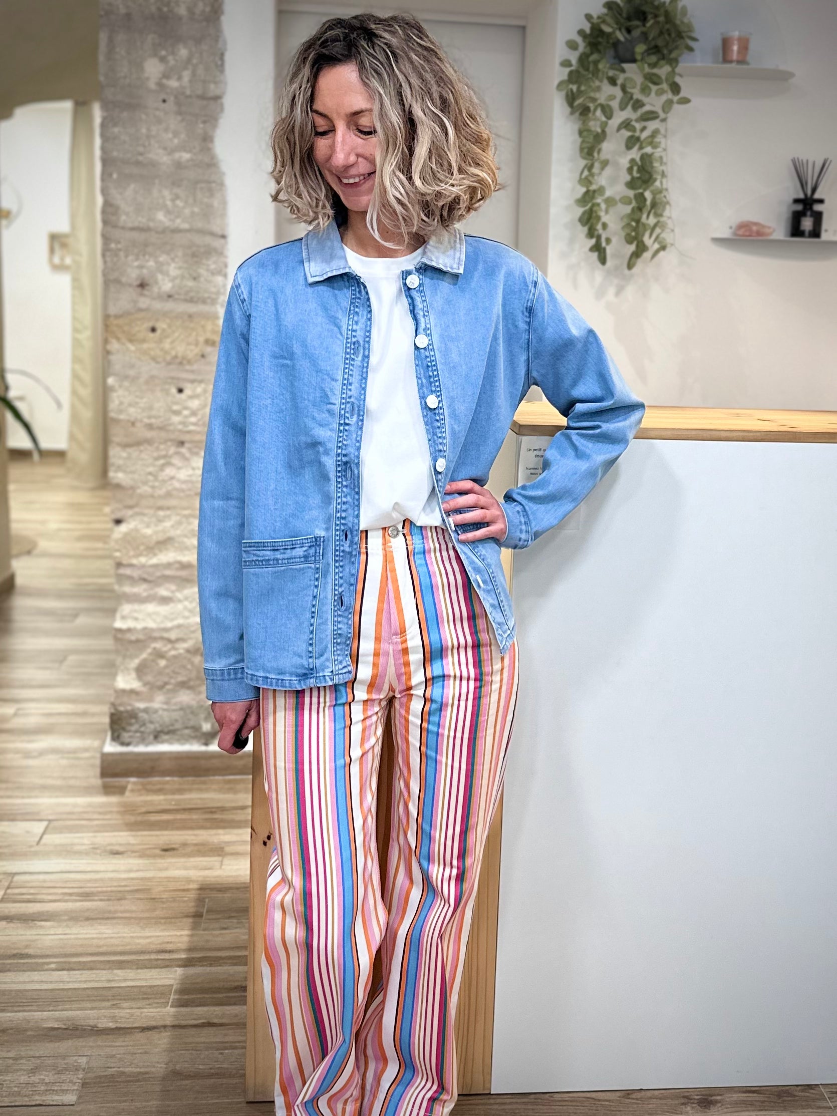 Veste jean bleu clair femme look casual chic