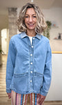 Veste en jean bleu clair tenue printemps femme