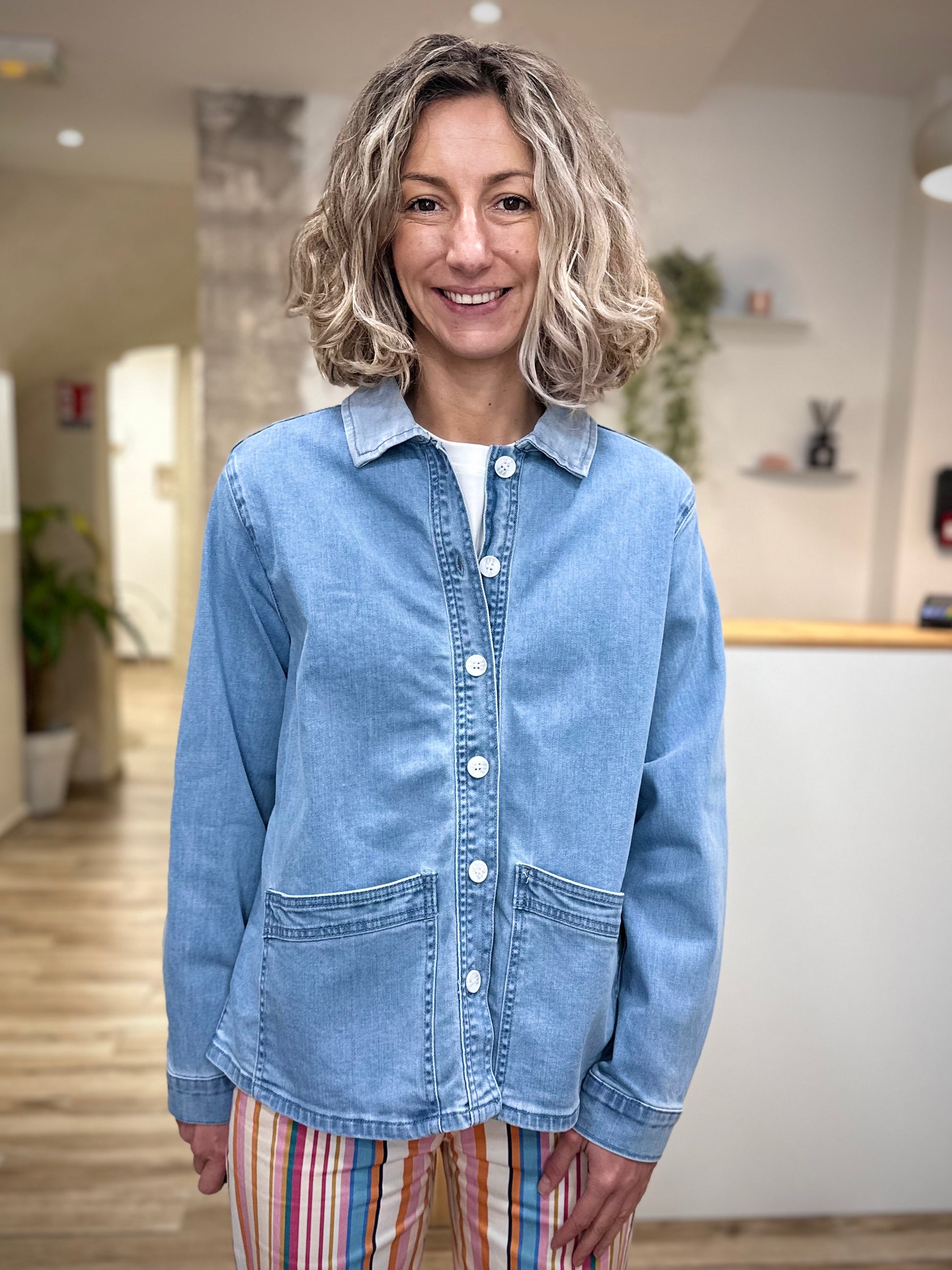Veste en jean bleu clair tenue printemps femme