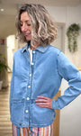 Veste denim légère femme silhouette moderne
