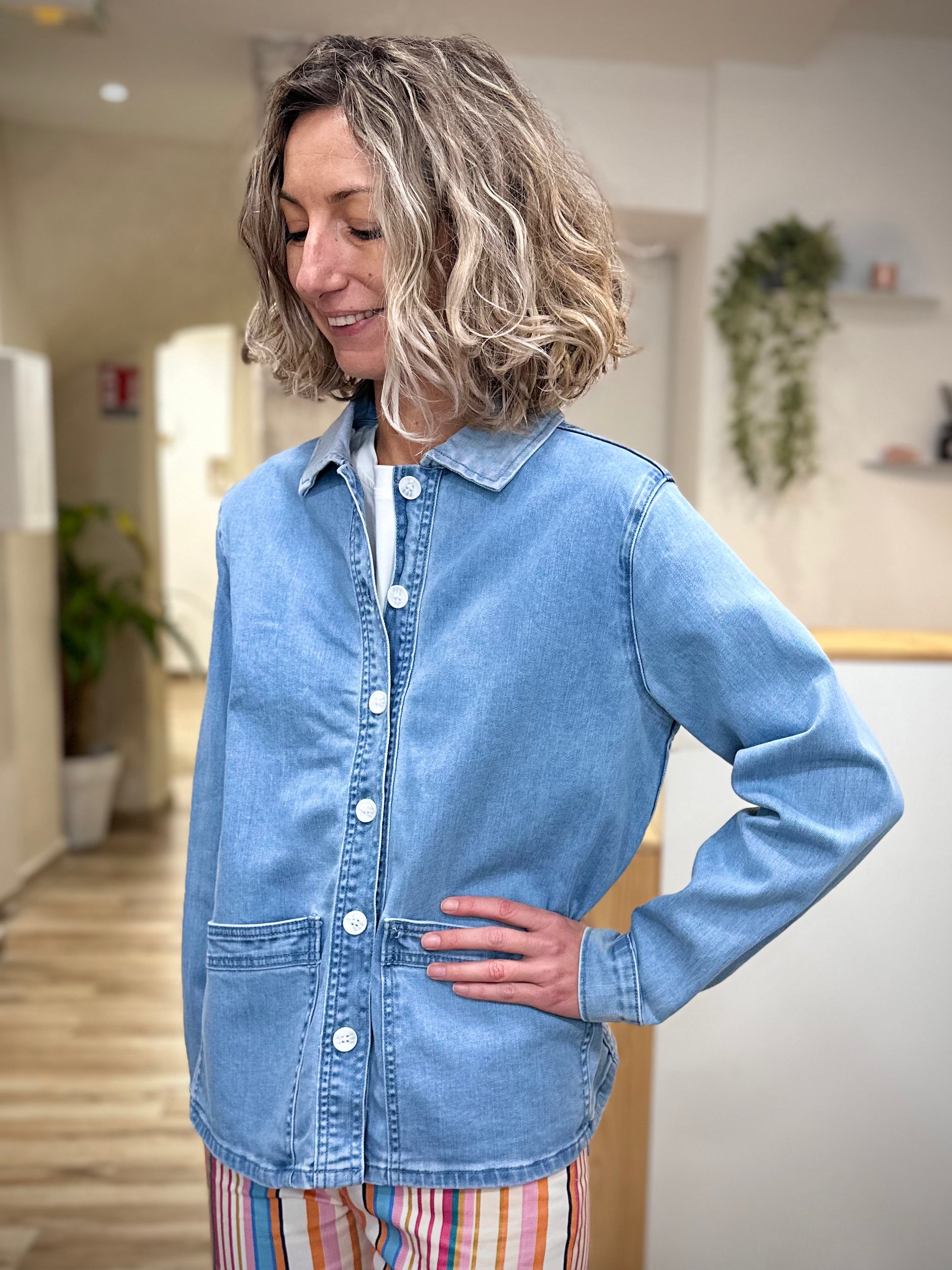 Veste denim légère femme silhouette moderne