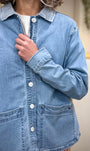 Détail col clair veste denim femme
