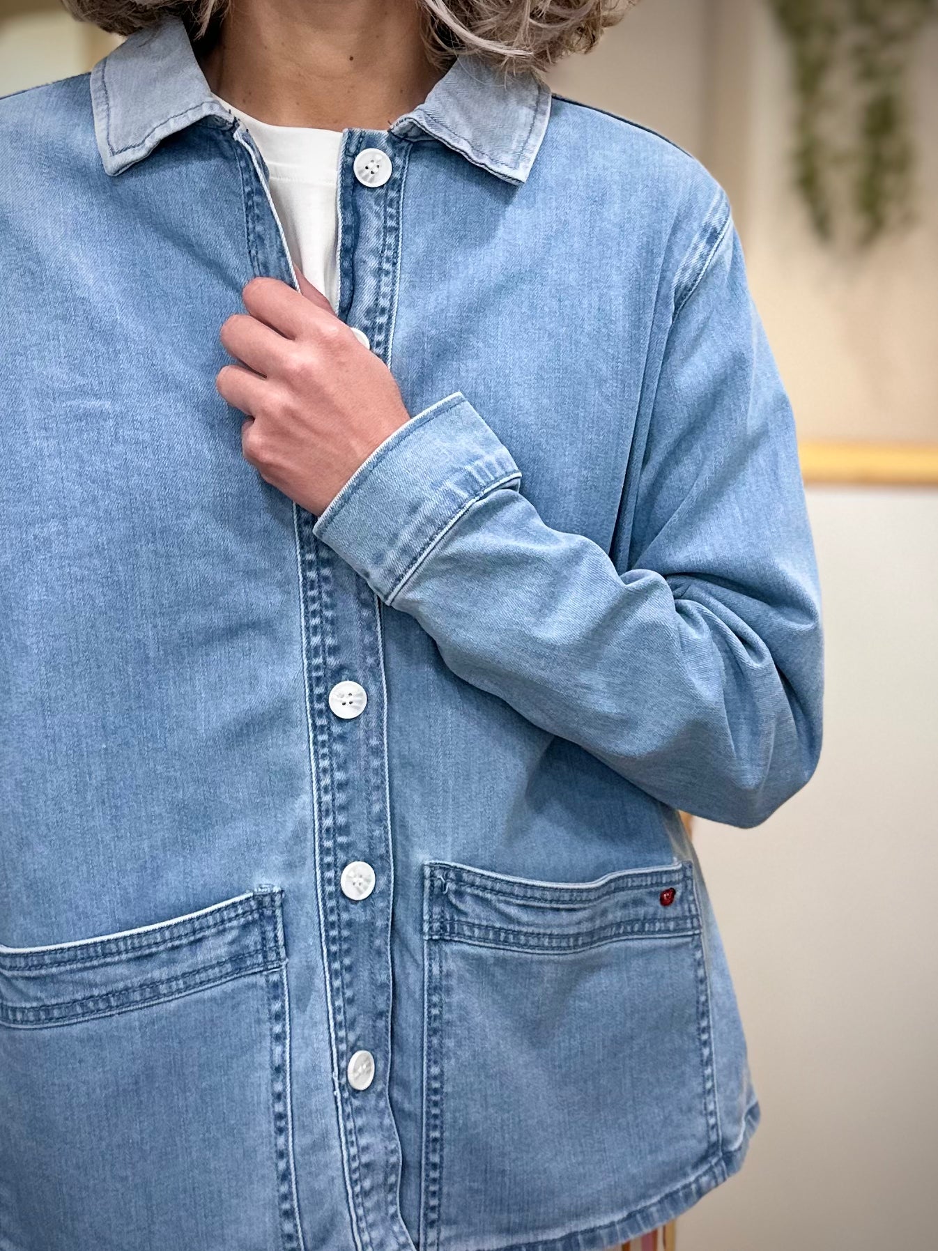 Détail col clair veste denim femme