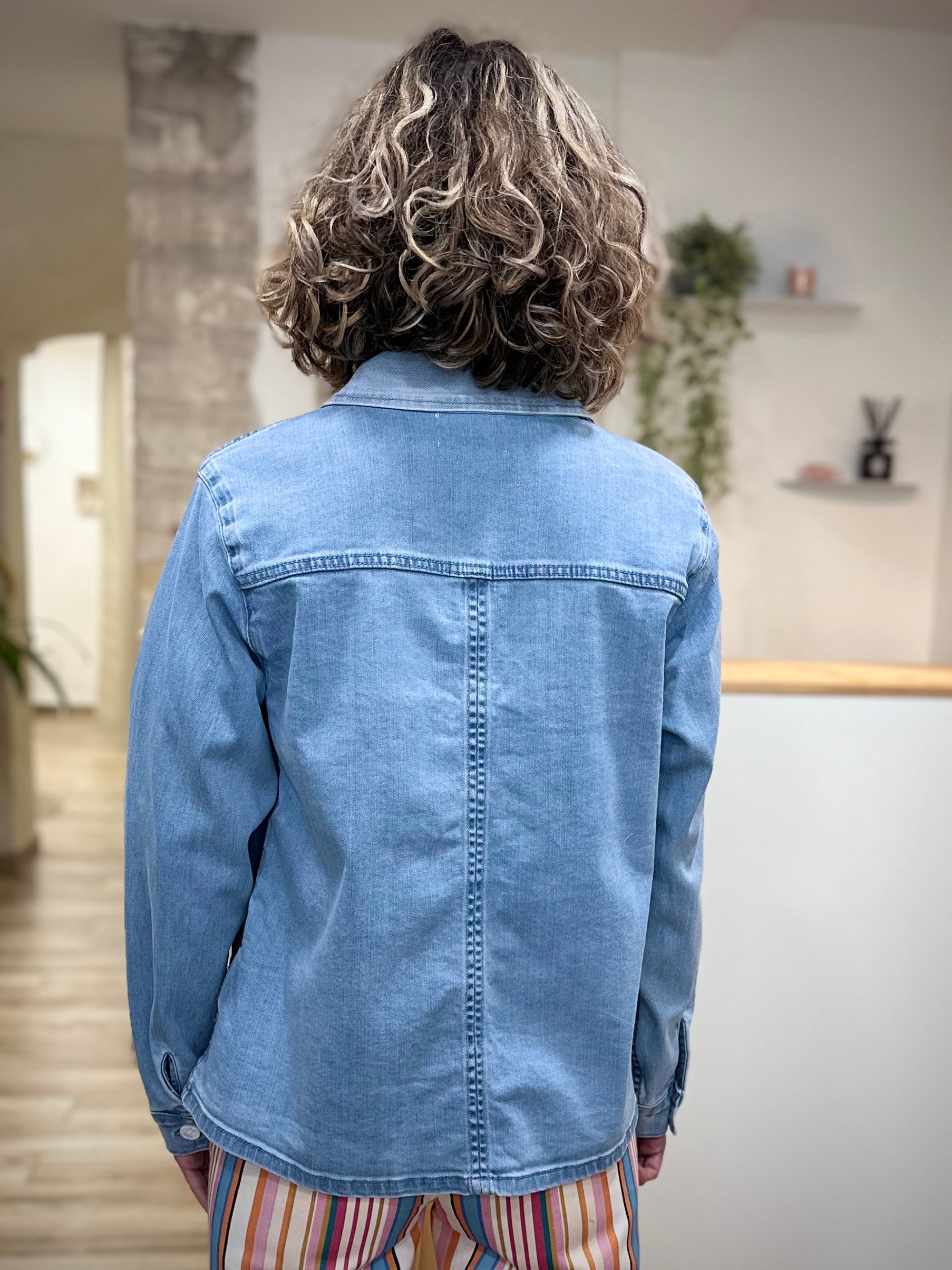 Veste jean femme style casual chic de dos