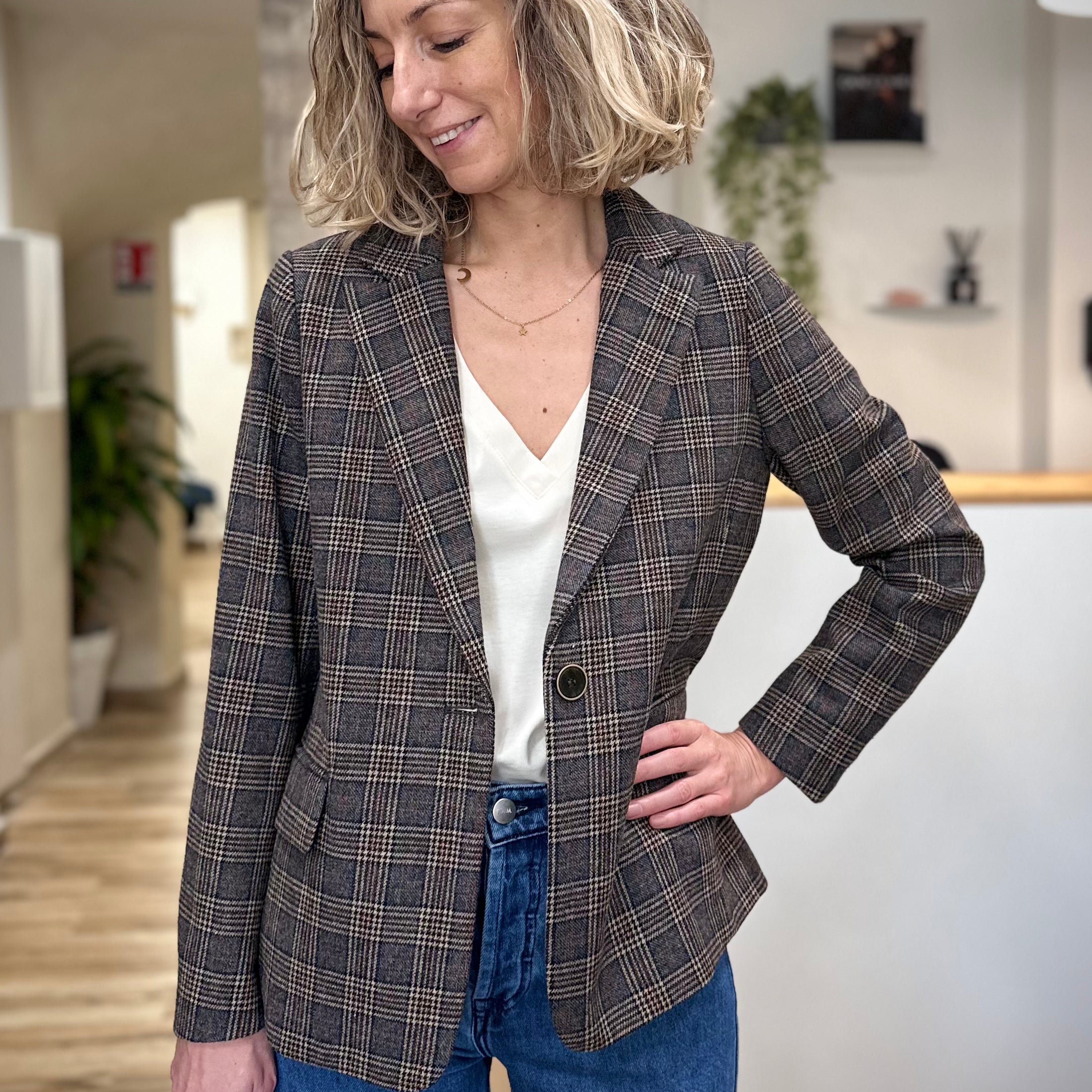 Vue de face d’une veste structurée à carreaux femme