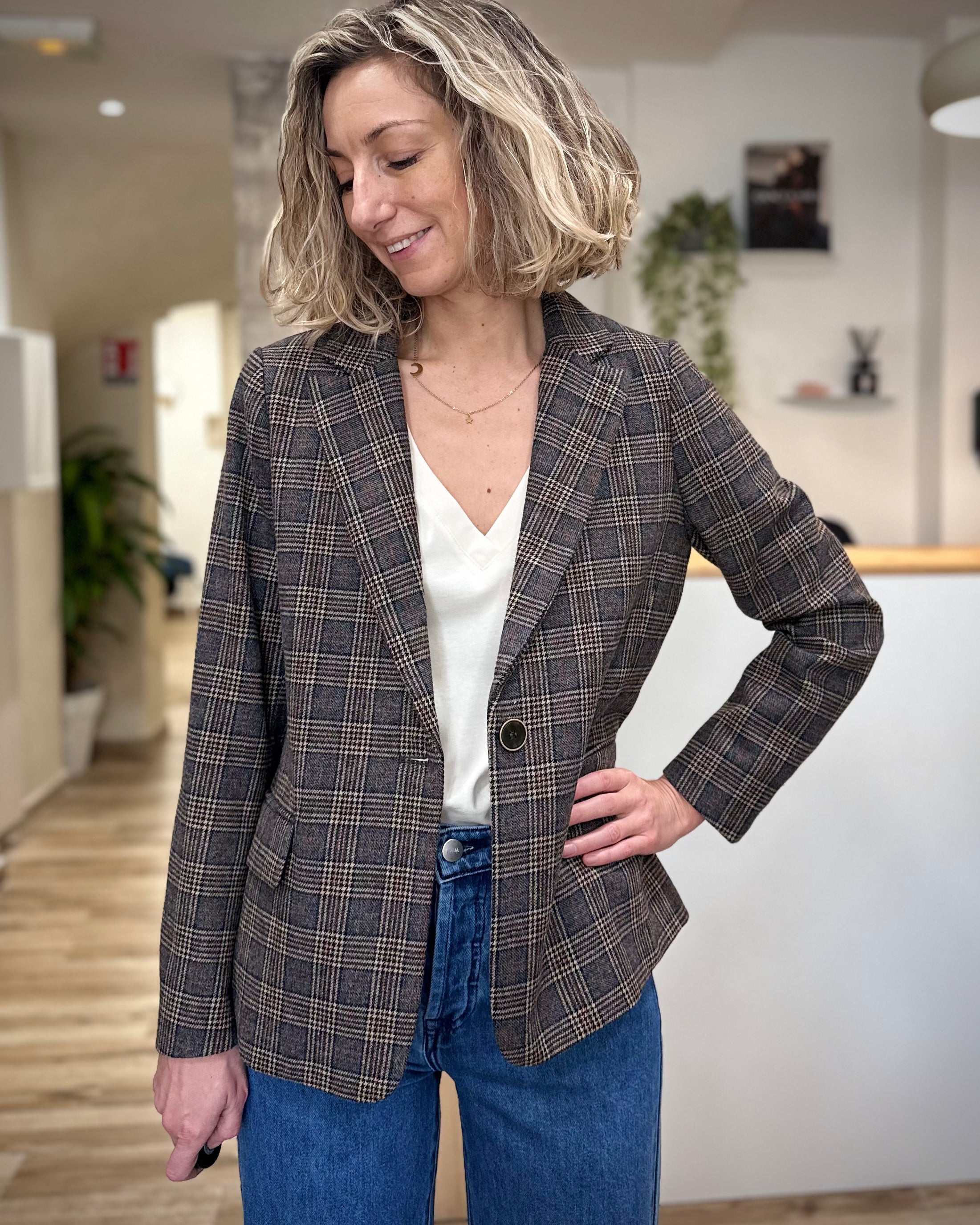 Vue de face d’une veste structurée à carreaux femme