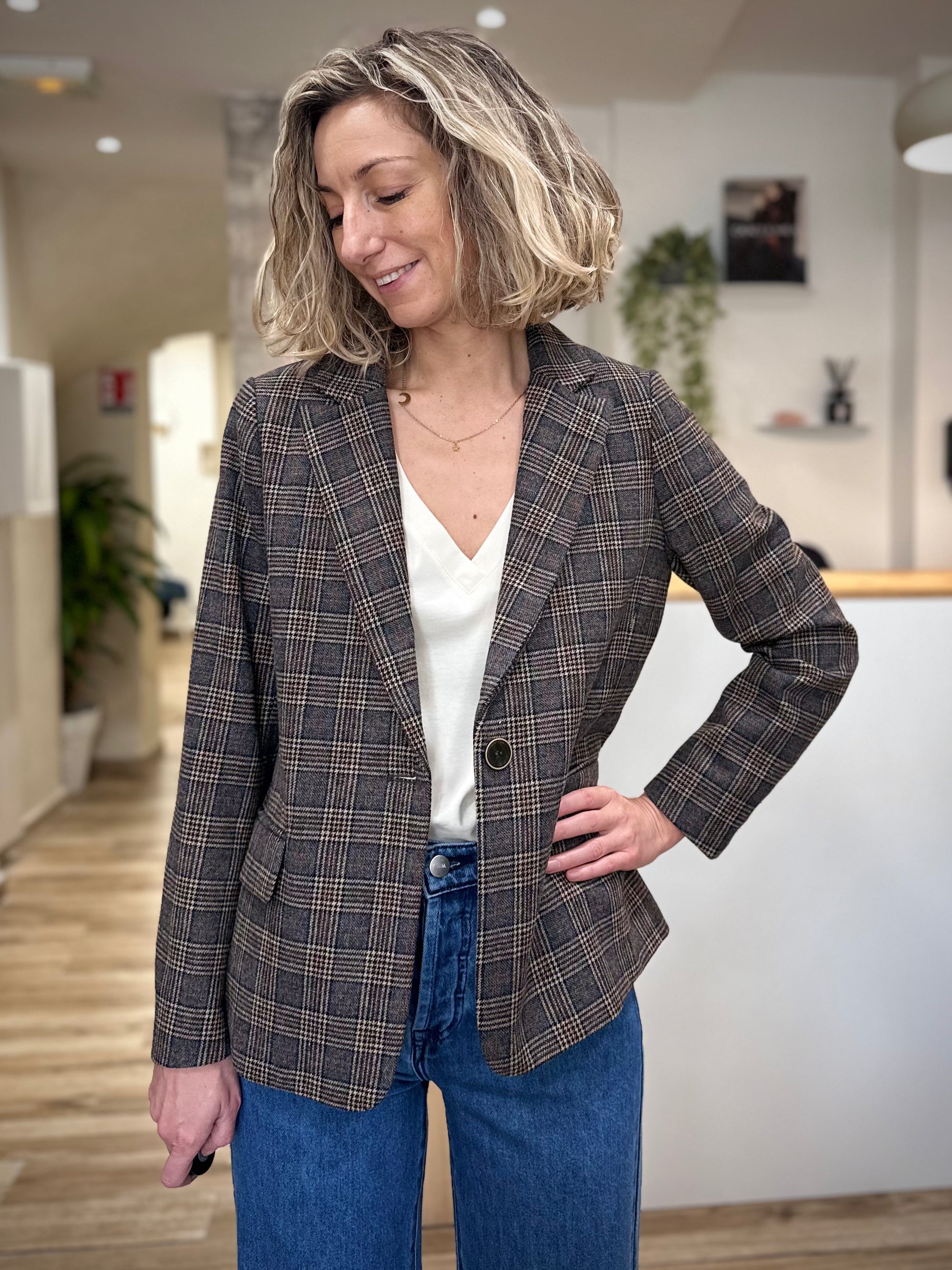 Vue de face d’une veste structurée à carreaux femme