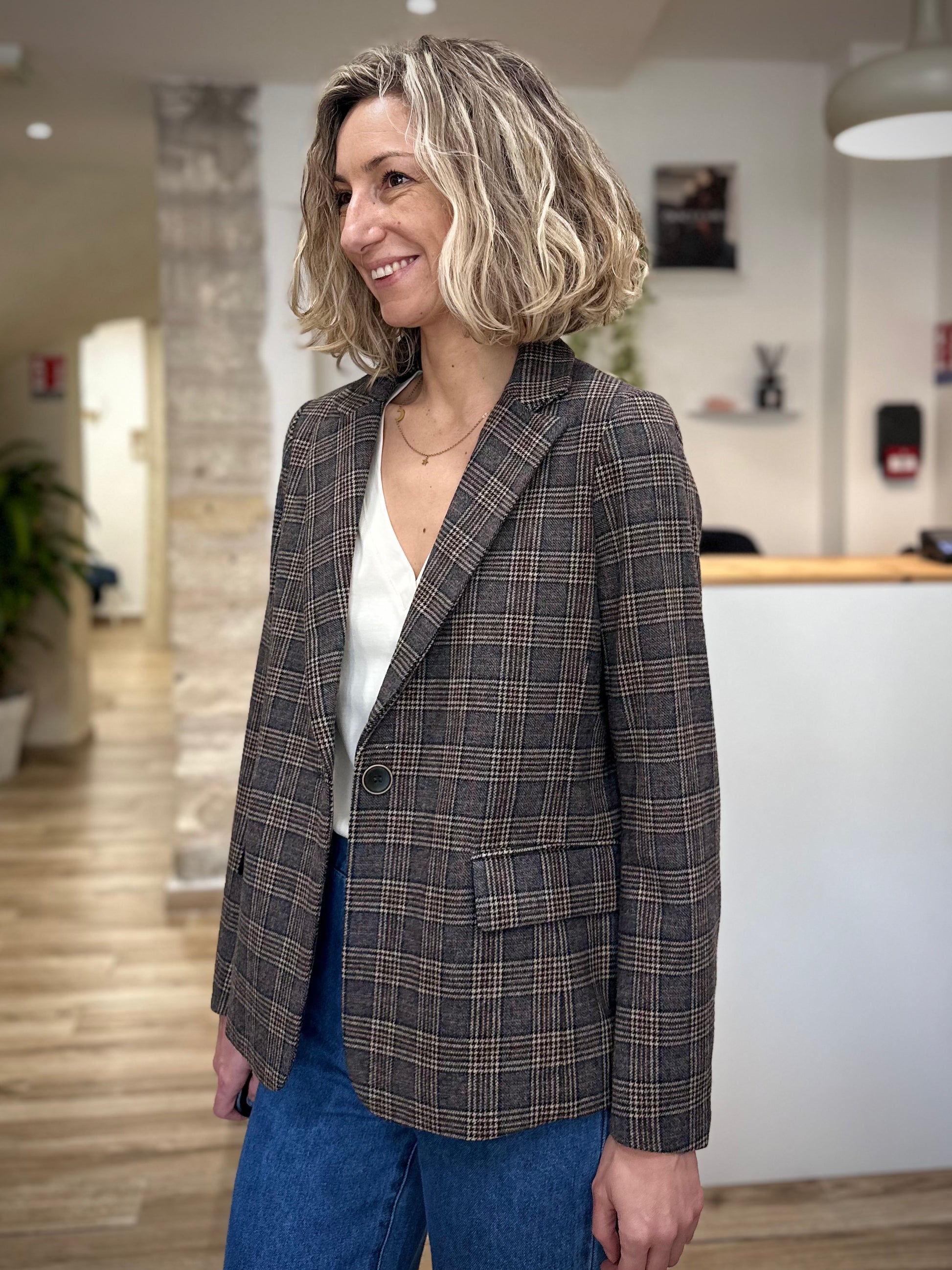 Silhouette casual chic avec blazer à carreaux