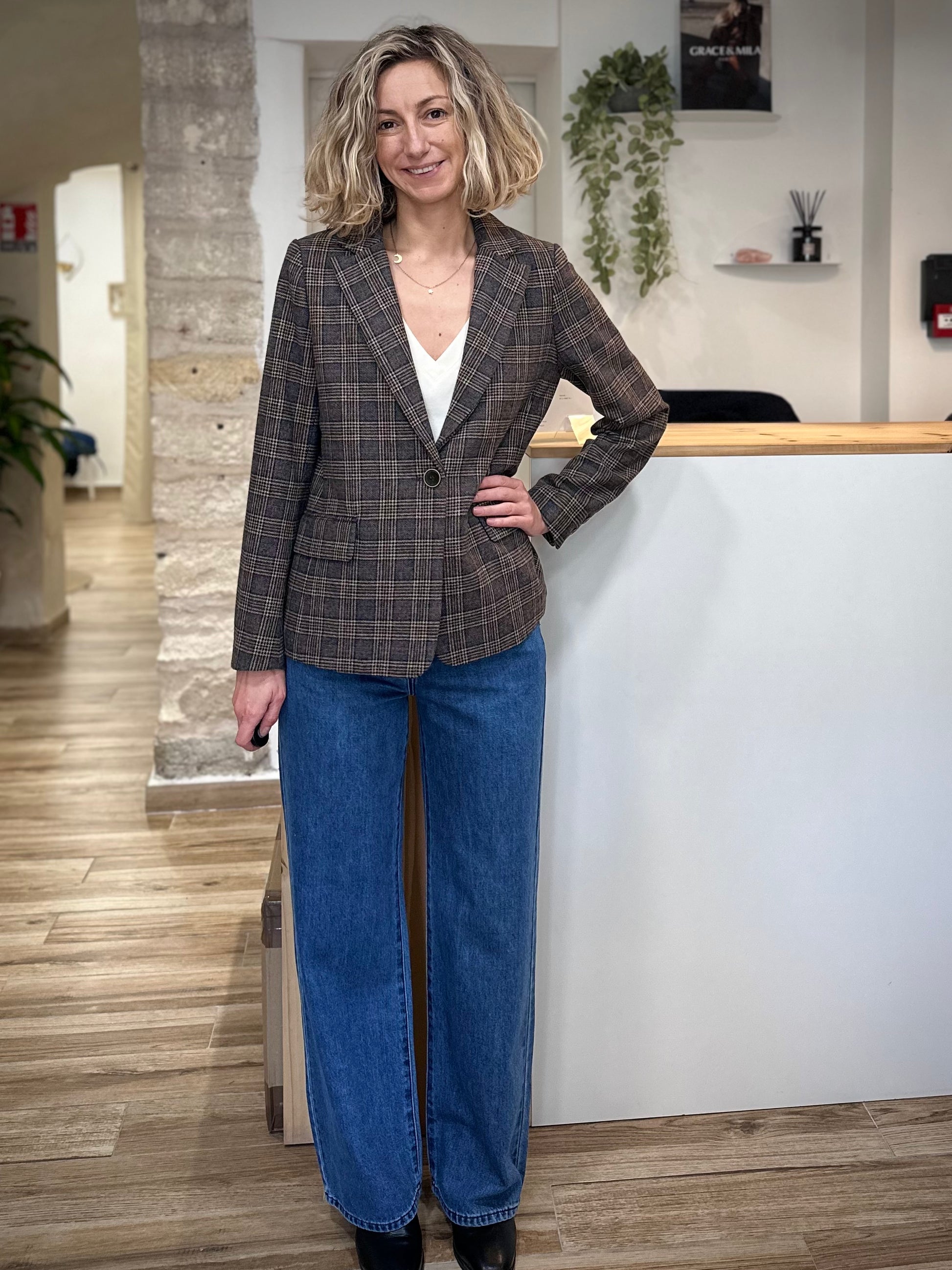 Mannequin portant une veste à carreaux coupe structurée