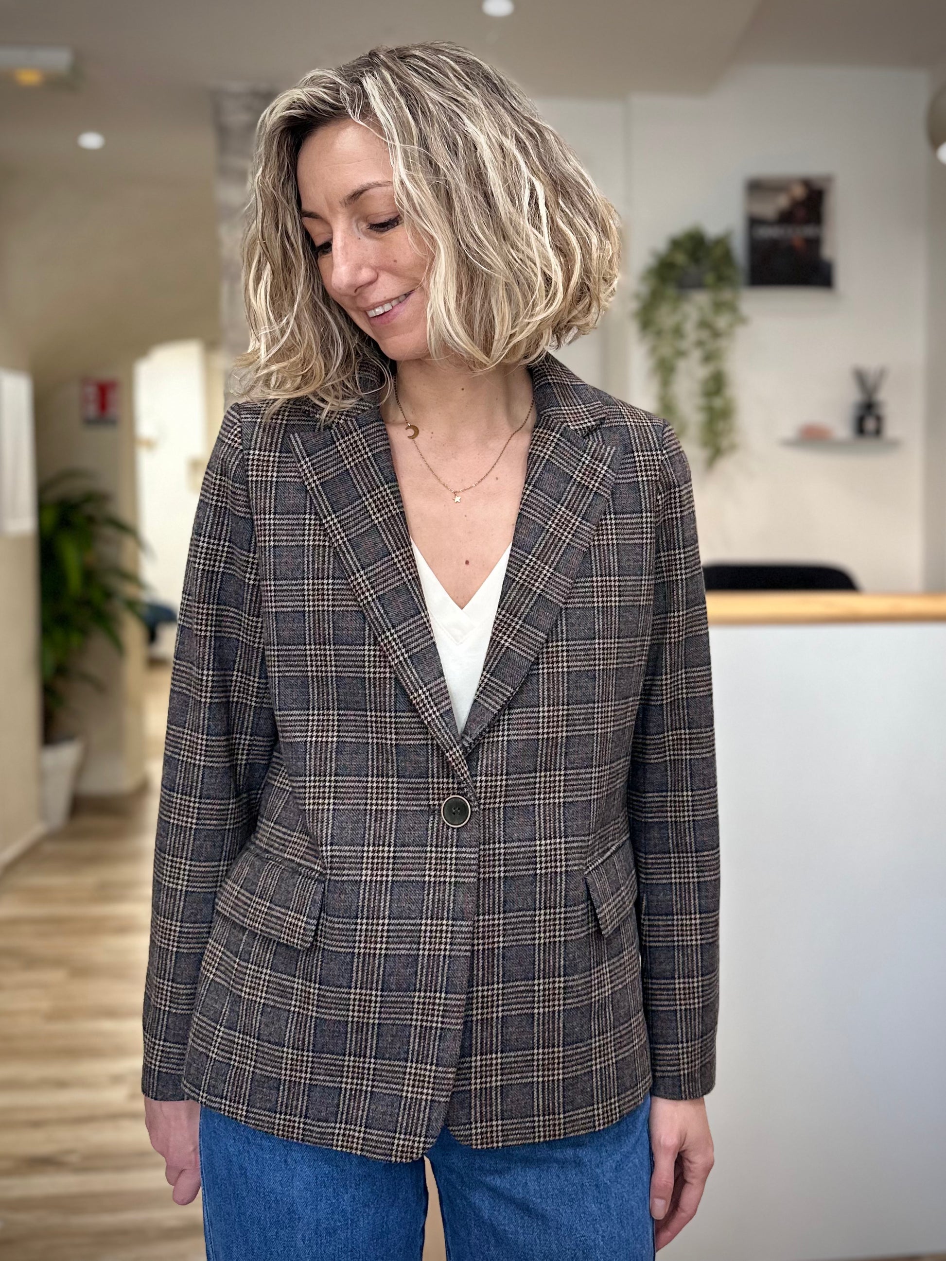 Gros plan sur les finitions tailoring d’une veste femme