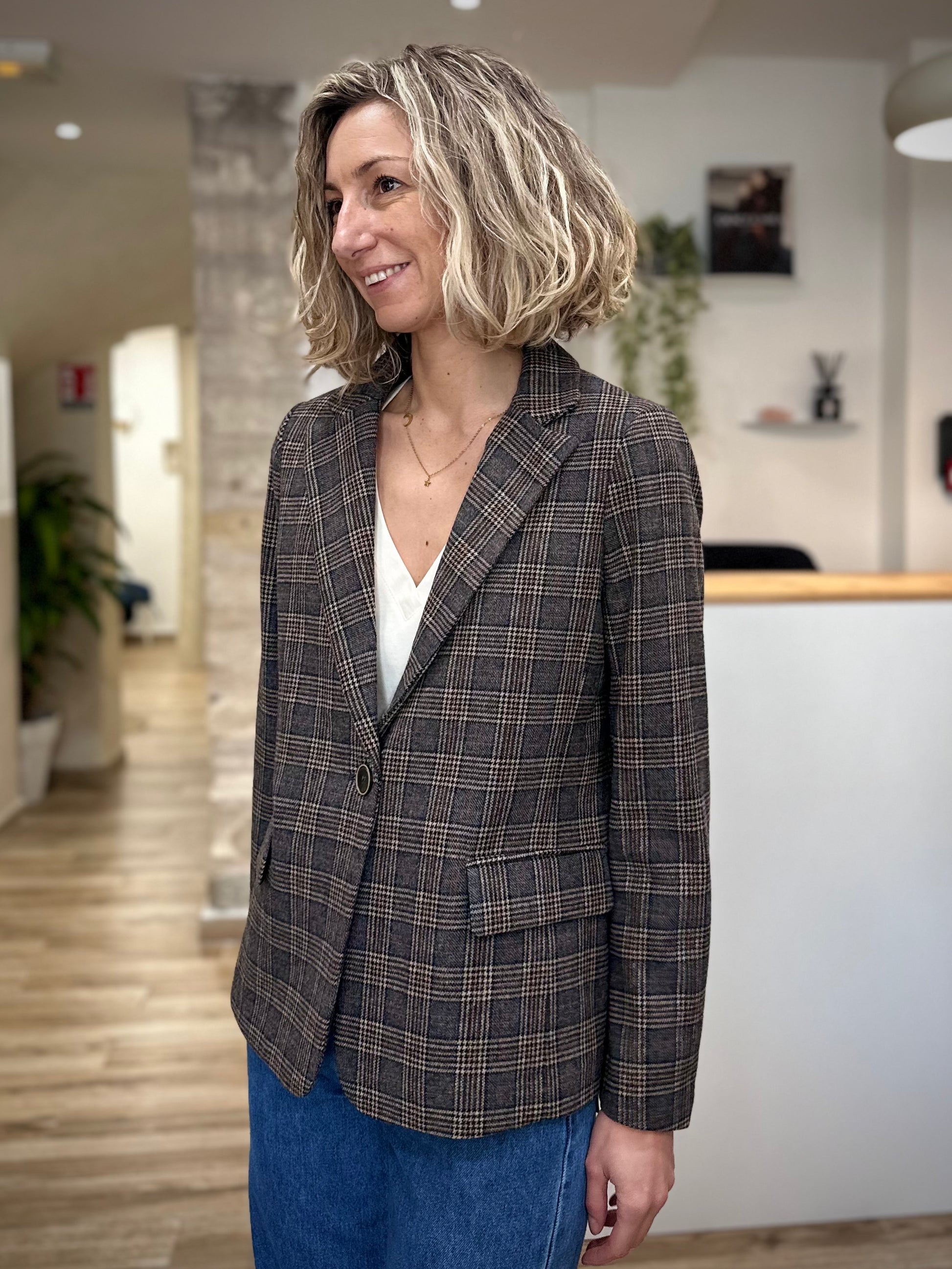 Tenue automnale avec blazer gris à carreaux