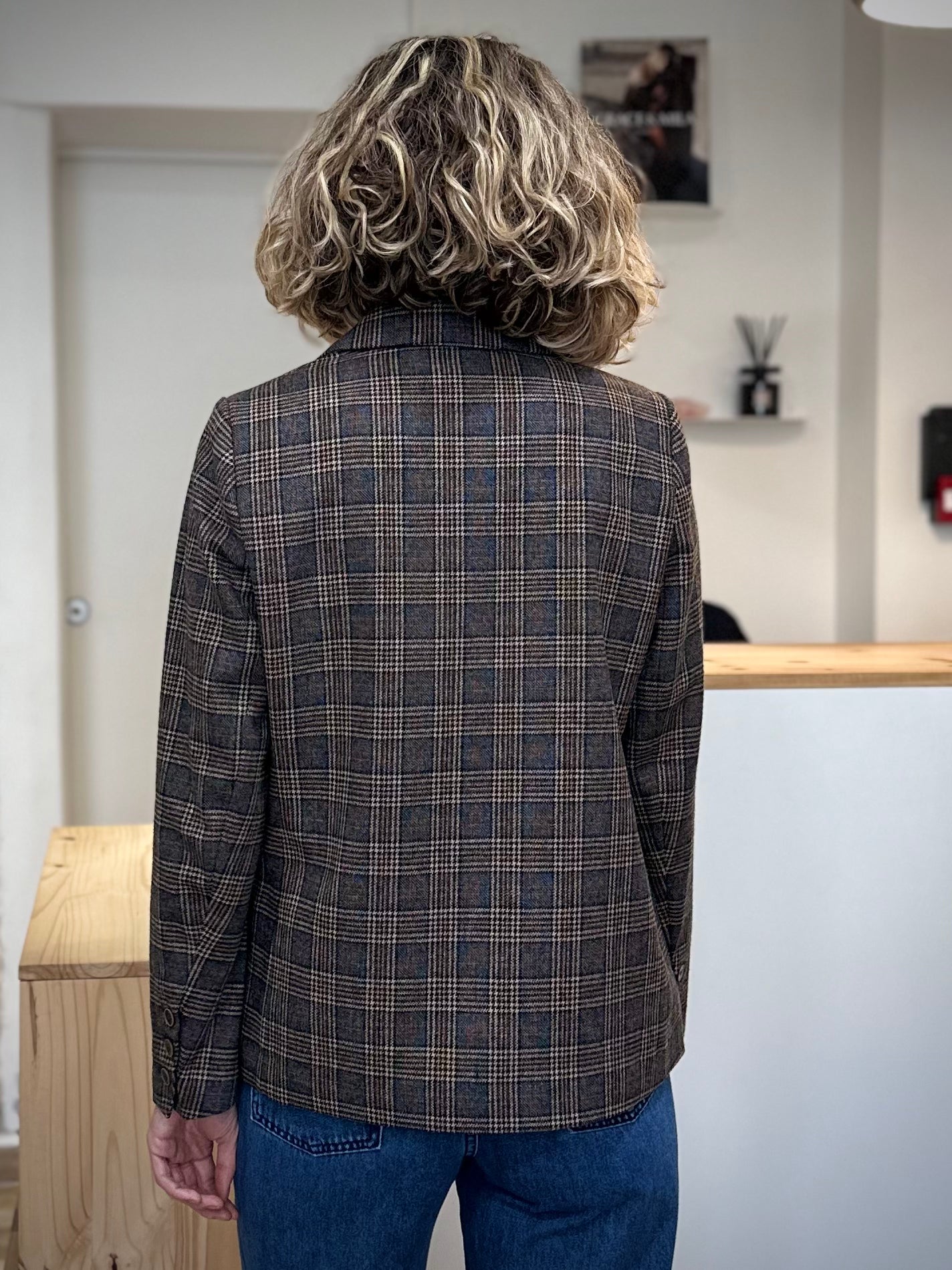 Vue de dos d’une veste blazer à carreaux