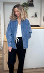 Veste en jean brodé portée avec un t-shirt blanc casual chic
