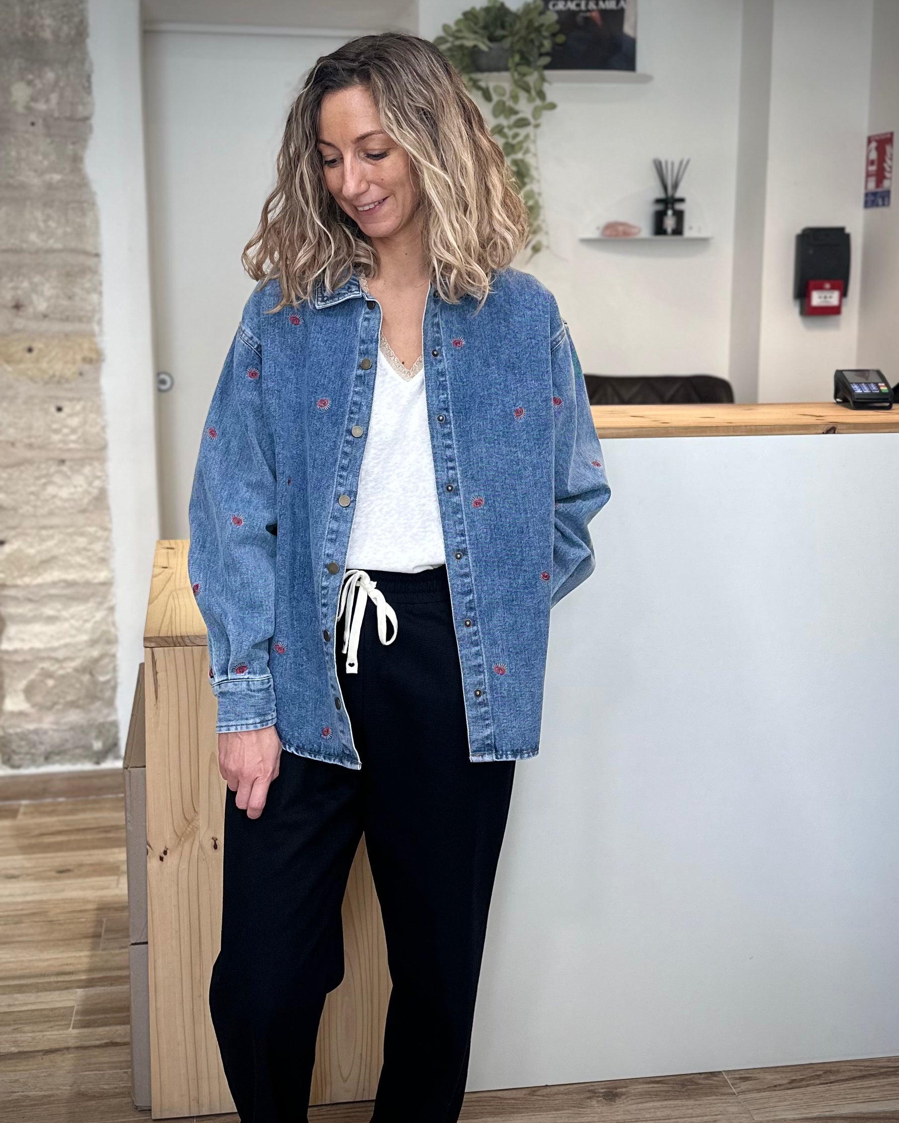 Veste en jean brodé portée avec un t-shirt blanc casual chic