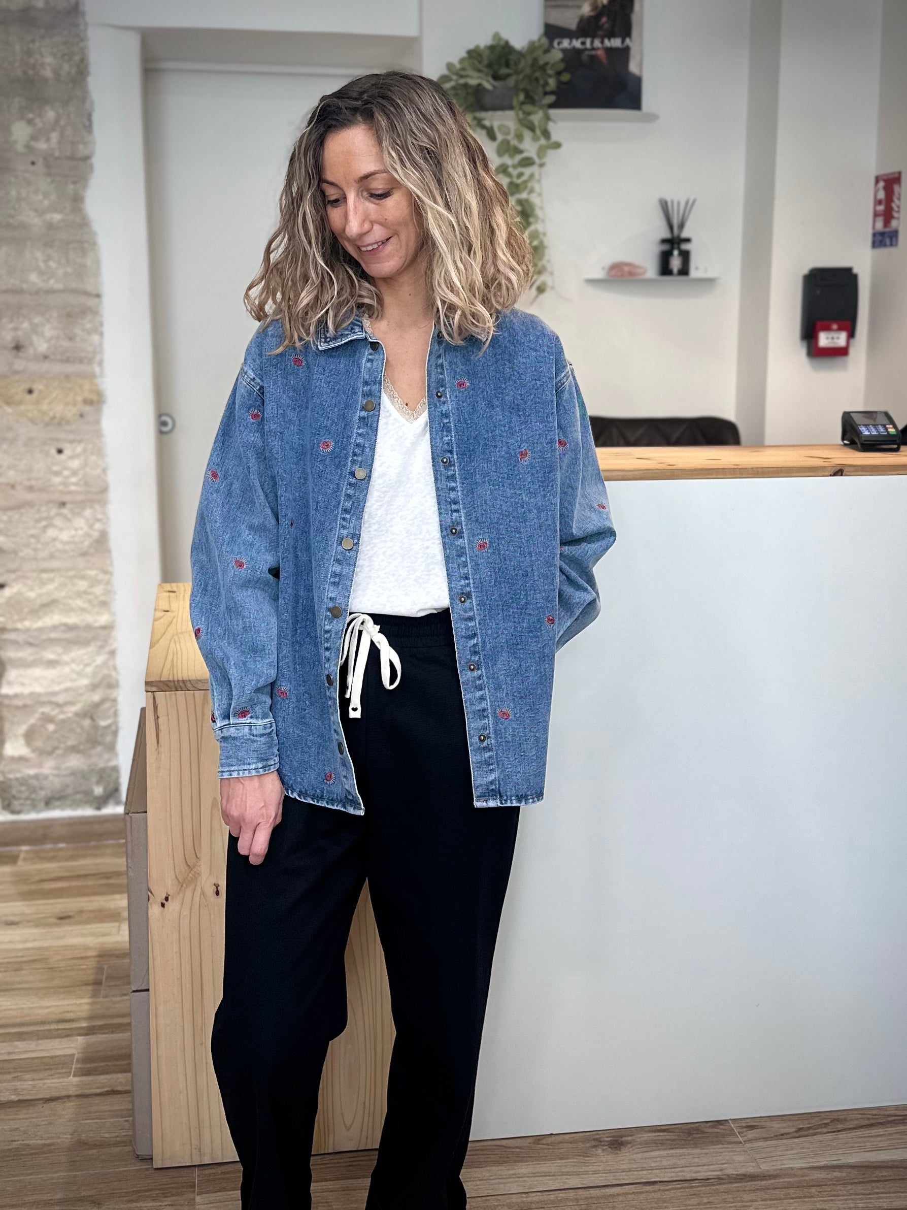 Veste en jean brodé portée avec un t-shirt blanc casual chic