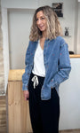 Look casual chic avec une veste en jean oversize brodée