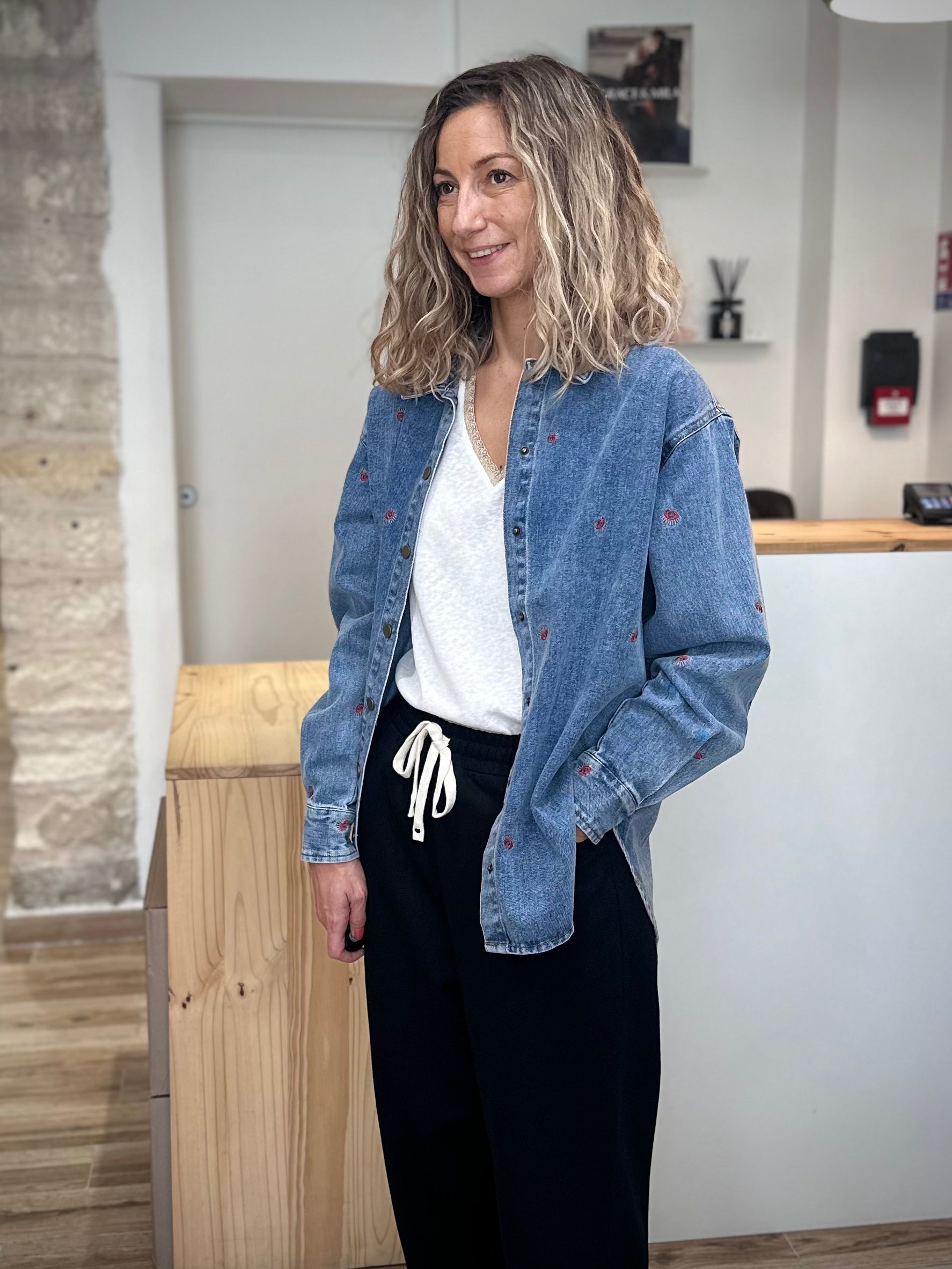 Look casual chic avec une veste en jean oversize brodée